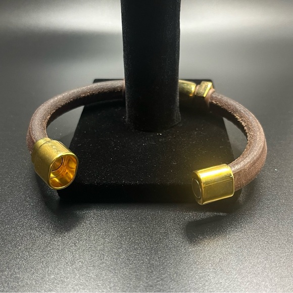 Vintage brown Leather and gold tone unisex bracelet with a magnetic closure. - Picture 6 of 7